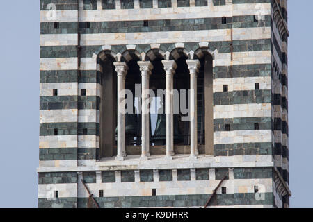 L'Italia, siena - 26 dicembre 2016: la vista ravvicinata del campanile del duomo di Siena. La vista del romanico motivi stilistici sul campanile sul dece Foto Stock