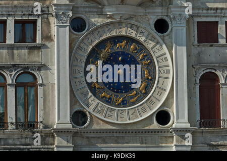 Primo piano su astronomici o orologio zodiac, situato sul lato nord della piazza san marco, venezia, venezia, Italia e Europa Foto Stock