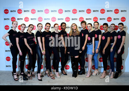 Ivy Watson, Martha Miller, cirrah lia webb, louisa northcote, sophia chawki, shaunagh slattery, alisia concedere, giudici abbey clancy, efi munton-clements, tamsin hough georgia, mason mottram, ocean lane, Gabriella jukes e kira maclean frequentando la Gran Bretagna è il prossimo modello top photocall presso il negozio Studios di Londra. Foto Stock