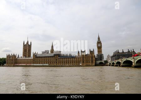 I turisti sul Westminster Bridge su un nuvoloso ma giorno umido con un po' di caldo e soleggiato incantesimi. dotato di: atmosfera dove: Londra, Regno Unito quando: 22 ago 2017 credit: dinendra haria/wenn.com Foto Stock