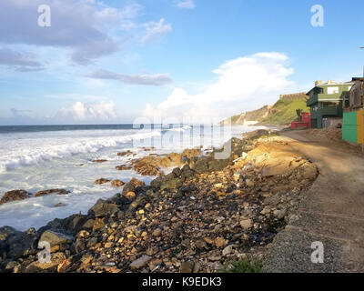 La perla comunità costiere nella vecchia san juan sotto le mura della città. puerto rico Foto Stock