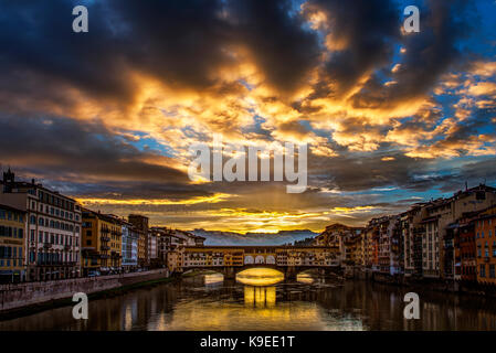 Nuvole temporalesche chiaro di sunrise al ponte vecchio a Firenze, Italia Foto Stock