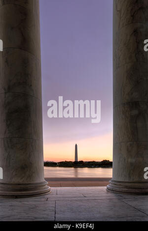 Il Monumento a Washington e il visto attraverso i pilastri del Jefferson Memorial a Washington DC all'alba Foto Stock
