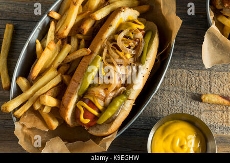 In casa stile di Chicago polacco la salsiccia con la mostarda di cipolle e peperoni Foto Stock