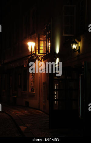 Notte a piedi nella città vecchia di Praga (Praha, praga), Repubblica ceca capitale Foto Stock
