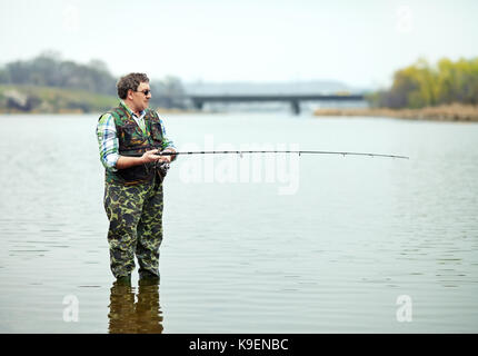 Coppia fisherman angling sul fiume Foto Stock