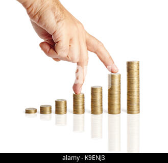 Dita fino a piedi su pile di monete isolati su sfondo bianco. Concetto aziendale Foto Stock