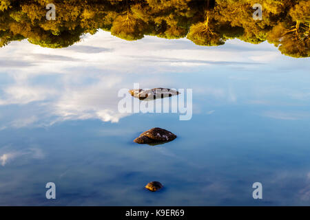 La riflessione di un paio di rocce nel asciugata lago padulu tortu sull isola di Corsica. Foto Stock