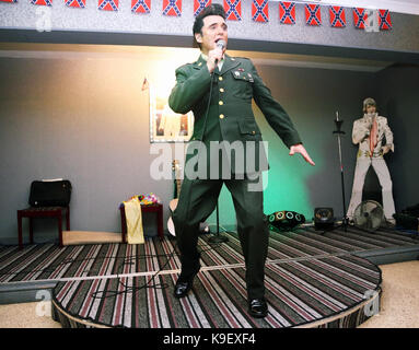 Nella foto: Un Elvis Presley impersonator dal cantante del periodo dell'esercito, esegue al Brentwood Hotel, che è stata rinominata Heartbreak Hotel per Foto Stock