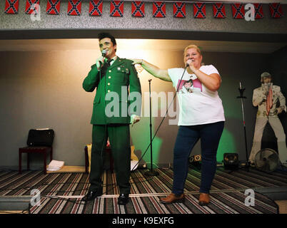 Nella foto: Un Elvis Presley impersonator dal cantante del periodo dell'esercito, esegue un duetto con un ventilatore a Brentwood Hotel, che è stata rinominata per lui Foto Stock