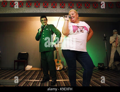 Nella foto: Un Elvis Presley impersonator dal cantante del periodo dell'esercito, esegue un duetto con un ventilatore a Brentwood Hotel, che è stata rinominata per lui Foto Stock