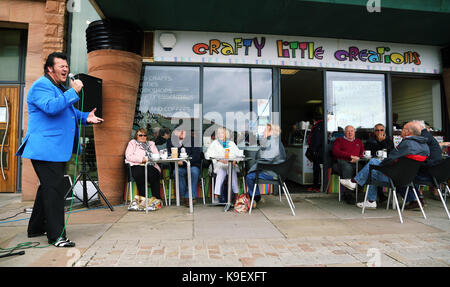 Nella foto: Un Elvis Presley impersonator esegue al di fuori di un cafe a Porthcawl lungomare. Venerdì 22 Settembre 2017 Re: Porthcawl Elvis Festival 2017, a Foto Stock