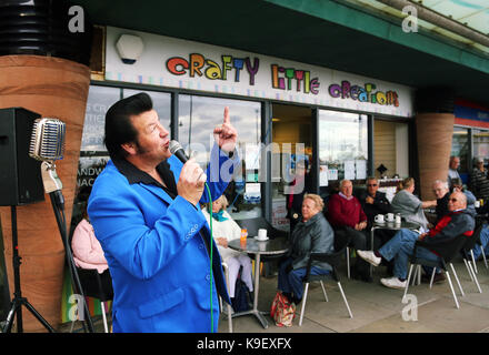 Nella foto: Un Elvis Presley impersonator esegue al di fuori di un cafe a Porthcawl lungomare. Venerdì 22 Settembre 2017 Re: Porthcawl Elvis Festival 2017, a Foto Stock