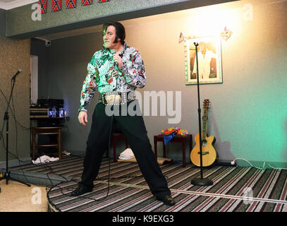 Nella foto: Un Elvis Presley impersonator esegue al Brentwood Hotel, che è stata rinominata Heartbreak Hotel per il festival. Venerdì 22 Settemb Foto Stock