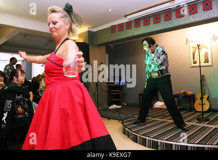 Nella foto: Un Elvis Presley impersonator esegue al Brentwood Hotel, che è stata rinominata Heartbreak Hotel per il festival. Venerdì 22 Settemb Foto Stock