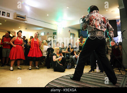 Nella foto: Un Elvis Presley impersonator esegue al Brentwood Hotel, che è stata rinominata Heartbreak Hotel per il festival. Venerdì 22 Settemb Foto Stock