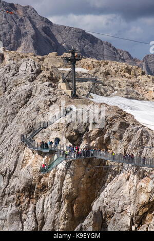 Ramsau am Dachstein, Austria - 17 agosto: i turisti a piedi sul austrias ponte sospeso più alto del Dachstein ponte di sospensione su agosto 17, 2017 in ra Foto Stock