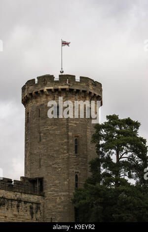 Warwick, Regno Unito - 19 settembre 2016: la vista del castello medievale con la torre e la gatehouse dal di dentro i giardini del castello e le persone che si godono la s Foto Stock