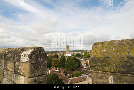 Warwick, Regno Unito - 19 settembre 2016: la vista del castello medievale con la torre e la gatehouse dal di dentro i giardini del castello e le persone che si godono la s Foto Stock