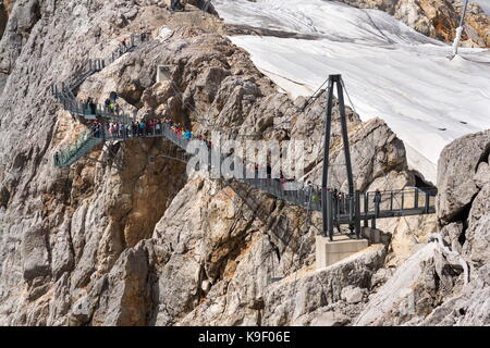 Ramsau am Dachstein, Austria - 17 agosto: i turisti a piedi sul austrias ponte sospeso più alto del Dachstein ponte di sospensione su agosto 17, 2017 in ra Foto Stock