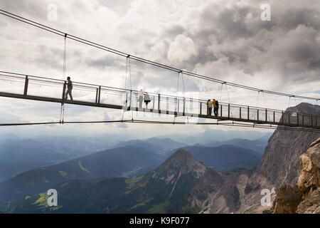 Ramsau am Dachstein, Austria - 17 agosto: i turisti a piedi sul austrias ponte sospeso più alto del Dachstein ponte di sospensione su agosto 17, 2017 in ra Foto Stock