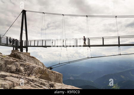 Ramsau am Dachstein, Austria - 17 agosto: i turisti a piedi sul austrias ponte sospeso più alto del Dachstein ponte di sospensione su agosto 17, 2017 in ra Foto Stock