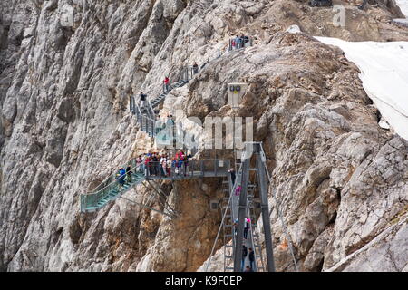 Ramsau am Dachstein, Austria - 17 agosto: i turisti a piedi sul austrias ponte sospeso più alto del Dachstein ponte di sospensione su agosto 17, 2017 in ra Foto Stock