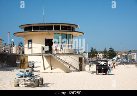 Sydney,NSW, Australia-novembre 21,2016: lifeguard tower e veicoli con i turisti a Bondi Beach a Sydney in Australia Foto Stock