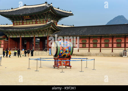 Seoul, Corea del Sud - 31 dicembre 2016 - il tamburo interno la piazza principale del palazzo Gyeongbokgung in Seoul mentre un gruppo di turisti viene a visitare il Foto Stock