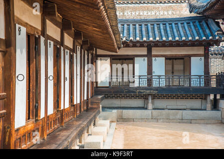 Primo piano di un edificio all interno del sito patrimonio mondiale dell'unesco del palazzo di Changdeokgung a Seul Foto Stock