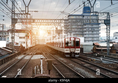 In Giappone il treno sulla linea ferroviaria con skyline a Osaka in Giappone per il trasporto sullo sfondo Foto Stock