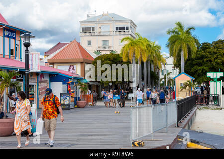 Philipsburg, Sint Maarten. Passeggiata che conduce a crociera i Taxi Acquatici, Court House nel lontano sullo sfondo. Foto Stock