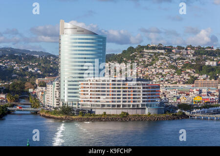 Fort-de-France, Martinica. Pointe Simon Centro Business, città in background, nel tardo pomeriggio. Foto Stock