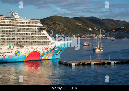 Philipsburg, Sint Maarten. Norwegian Breakaway Crociera avvicinando Philipsburg Porto. Per solo uso editoriale. Foto Stock