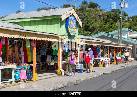 Anse La Raye, Santa Lucia. I turisti in visita nel mercato dei souvenir. Foto Stock