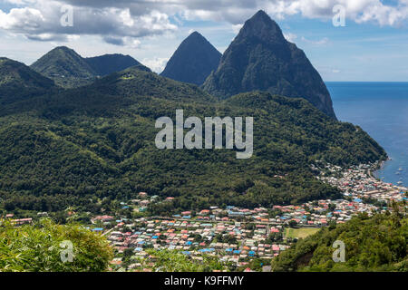 Santa Lucia. I due Pitons dietro di Soufriere. Foto Stock