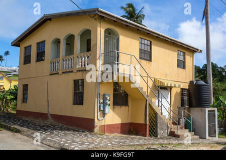 Barbados. Middle-class house in campagna, il serbatoio di accumulo dell'acqua sulla destra. Per solo uso editoriale. Foto Stock