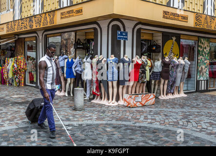 Fort-de-France, Martinica. Un uomo cieco passeggiate abbigliamento passato sul display in Rue de la République e da un passaggio pedonale. Foto Stock