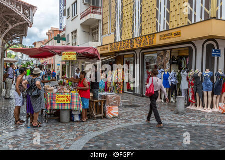 Fort-de-France, Martinica. Una caramella del fornitore di stand in Rue de la République e da un passaggio pedonale. Foto Stock
