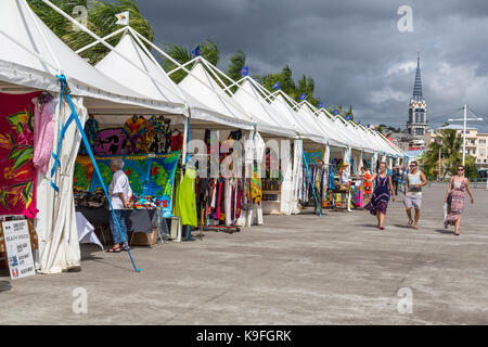 Fort-de-France, Martinica. I venditori di souvenir tende vicino alla nave da crociera Pier. Foto Stock