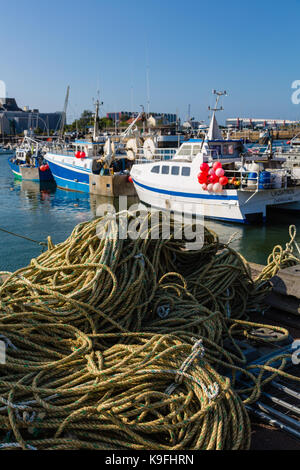 Piccole imbarcazioni e corde di Cherbourg Foto Stock