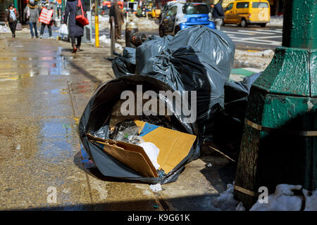 Neve in inverno sulla strada di New York City Snow blizzard meteo in Manhattan Times Square Foto Stock