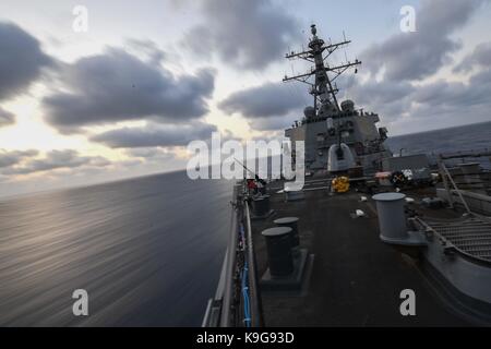 Il Arleigh Burke-class guidato-missile destroyer USS Donald Cook (DDG 75) transita il oceano Atlantico Foto Stock