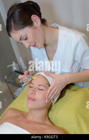 Close-up di un rilassato donna ricevente la terapia sul fronte Foto Stock
