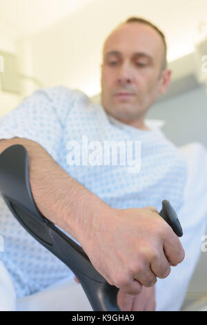 Un uomo con una gamba intonacata poggia su stampelle close-up Foto Stock