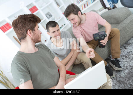 Ritratto di tre amici felici di scattare le foto con le telecamere vi Foto Stock