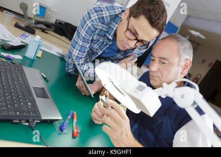 Due ingegneri bello lavorare su componenti elettronici Foto Stock