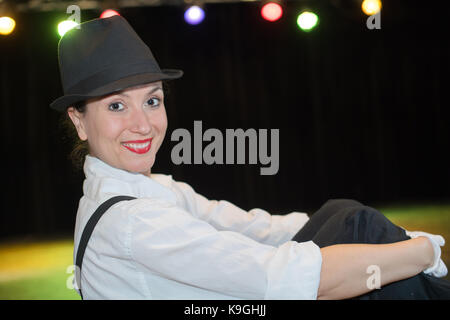 Clown femmina di eseguire sul palco Foto Stock