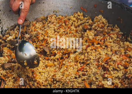 In siviera kazane con uzbek pilaf. riso al vapore con carne. la cucina asiatica. medio oriente cibo etnico. Cucina nazionale di Uzbekistan Foto Stock