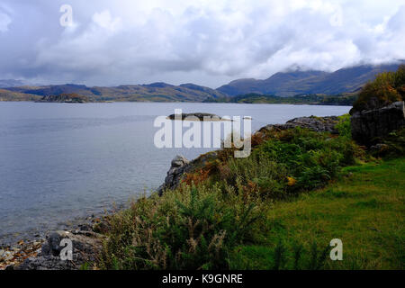 Guardando lungo il loch ailort glenuig al suono del moidart arisaig un861 Fort William highlands scozzesi Foto Stock